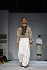 Model walk the ramp for Rishta by Arjun Show at Wills Lifestyle India Fashion Week 2012 day 3 on 8th Oct 2012 (48).JPG